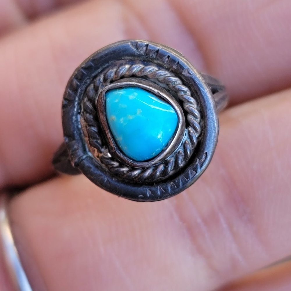 Vintage Native American handmade 925 sterling silver turquoise rope border ring